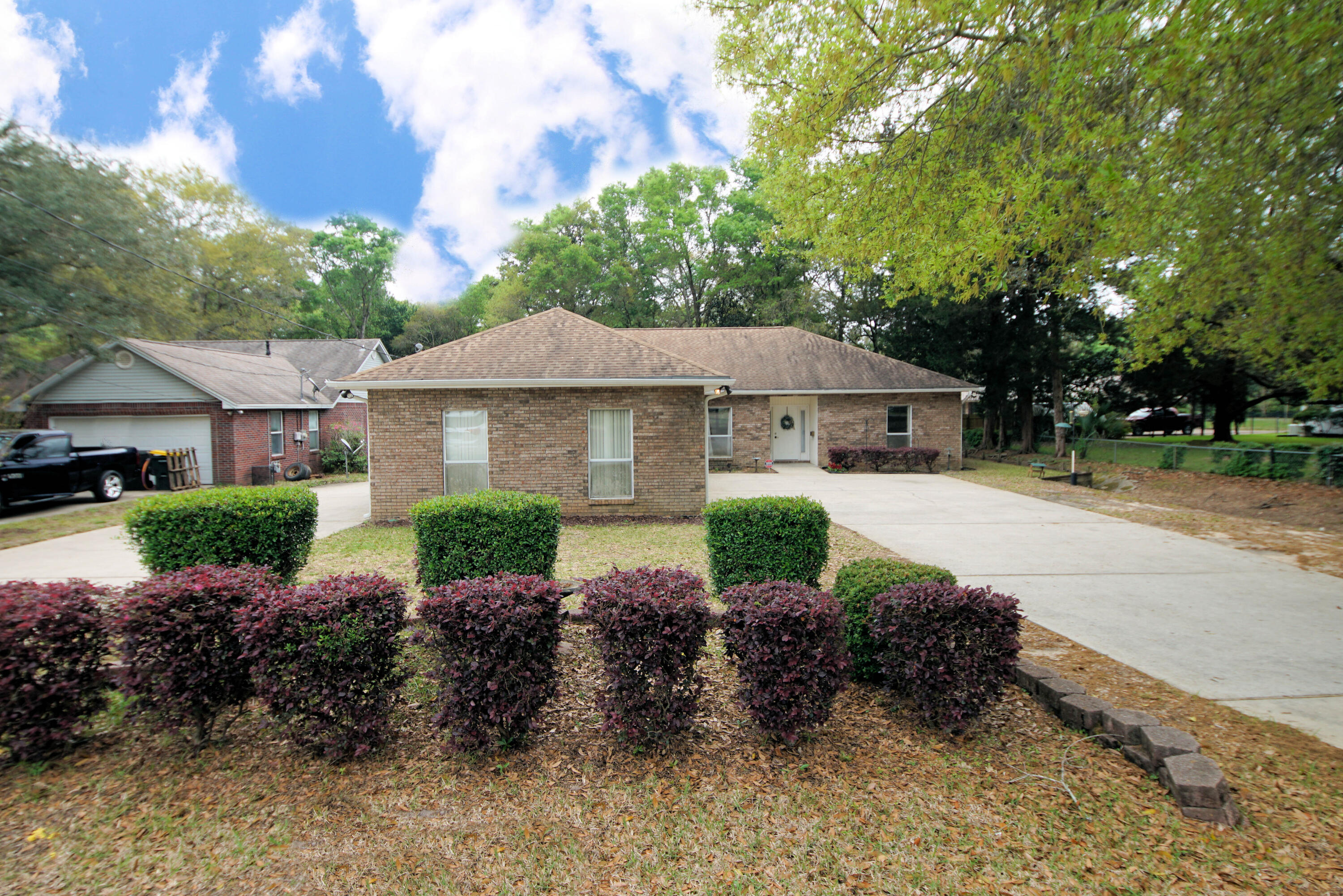 600 Northwest Mooney Road Fort Walton Beach, FL 32547 - Photo 4 of 35 a front view of a house with a garden