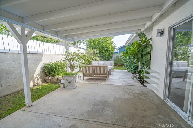a view of a backyard with garden and plants