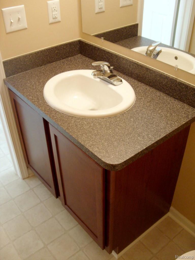 43070 Versailles Road Canton, MI 48187 - Photo 6 of 32 04-z-bath.jpg