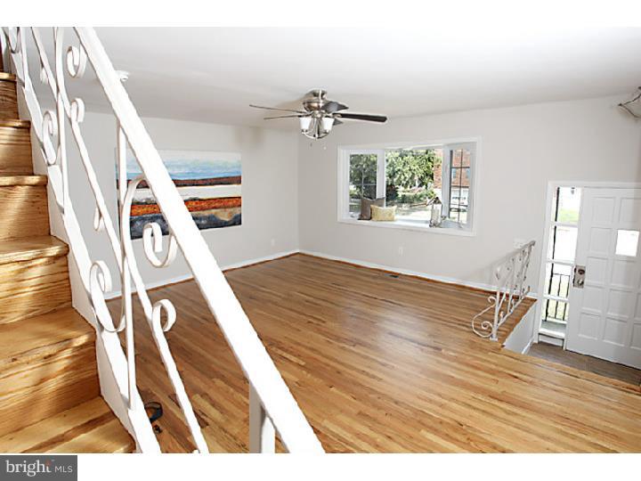 12404 Sweet Briar Road Philadelphia, PA 19154 - Photo 3 of 25 Living Room