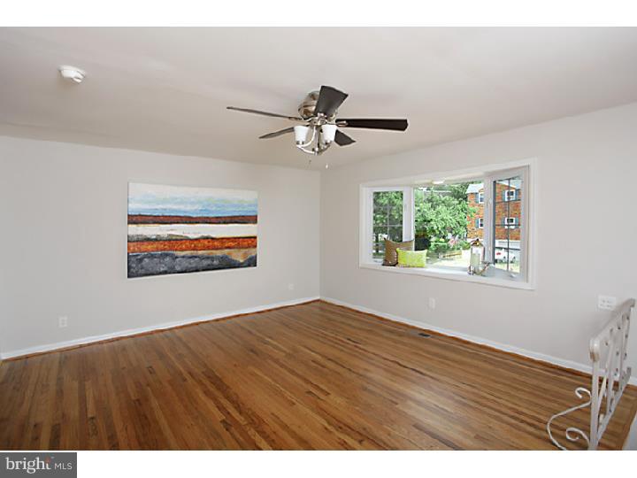 12404 Sweet Briar Road Philadelphia, PA 19154 - Photo 4 of 25 Living Room