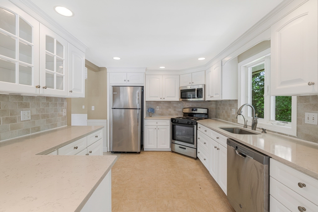14 Raymond Road Chelmsford, MA 01824 - Photo 8 of 35