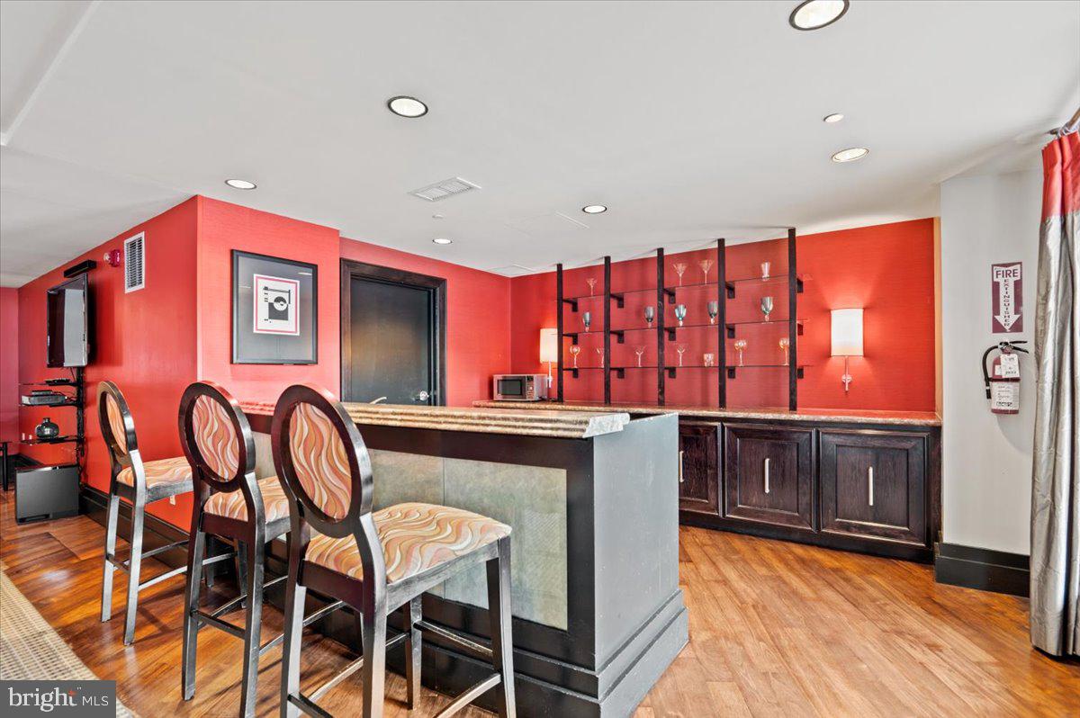 777 7th Street Northwest, Unit 630 Washington, DC 20001 - Photo 33 of 85 Lounge Area with Bar