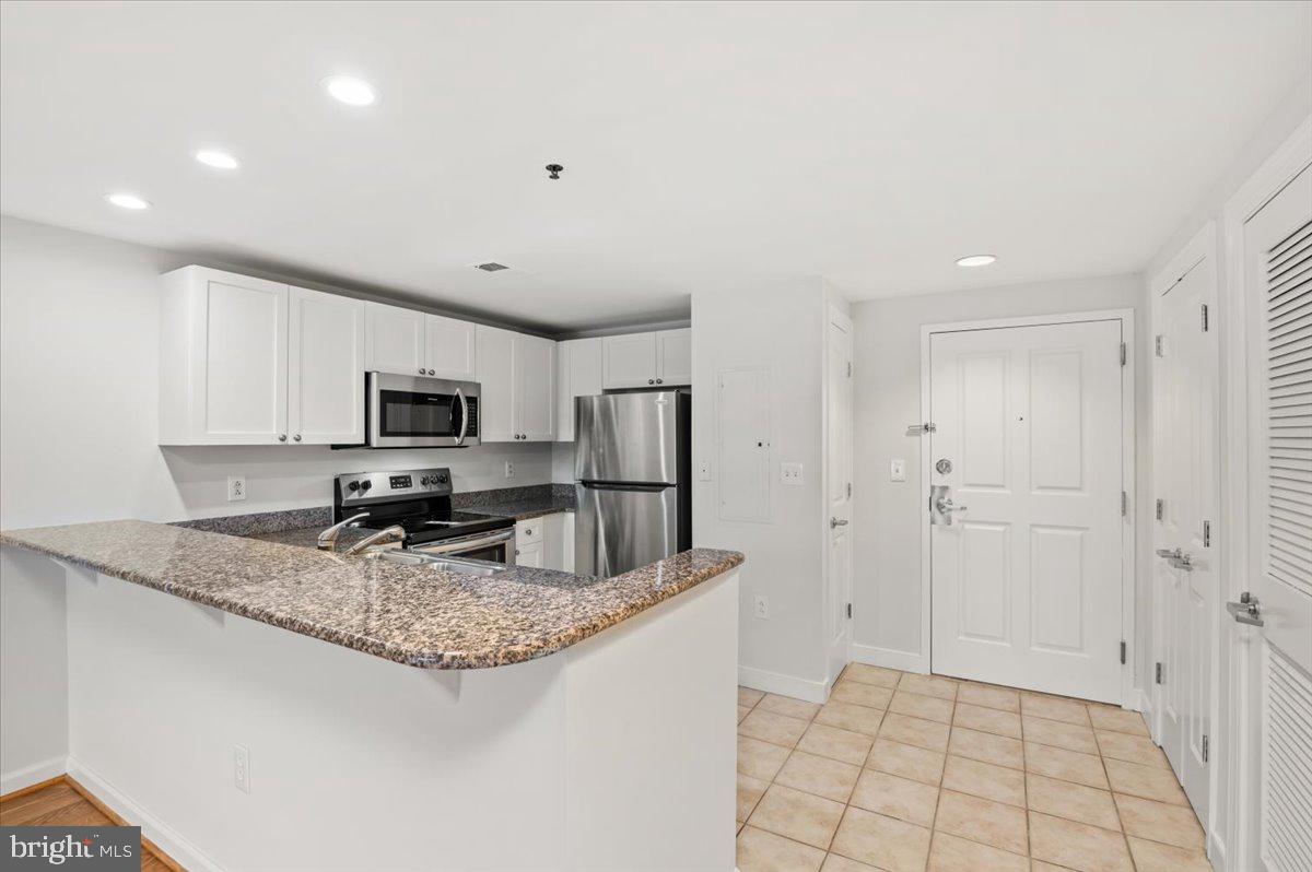 777 7th Street Northwest, Unit 630 Washington, DC 20001 - Photo 7 of 85 Open Plan Streams Light through Kitchen