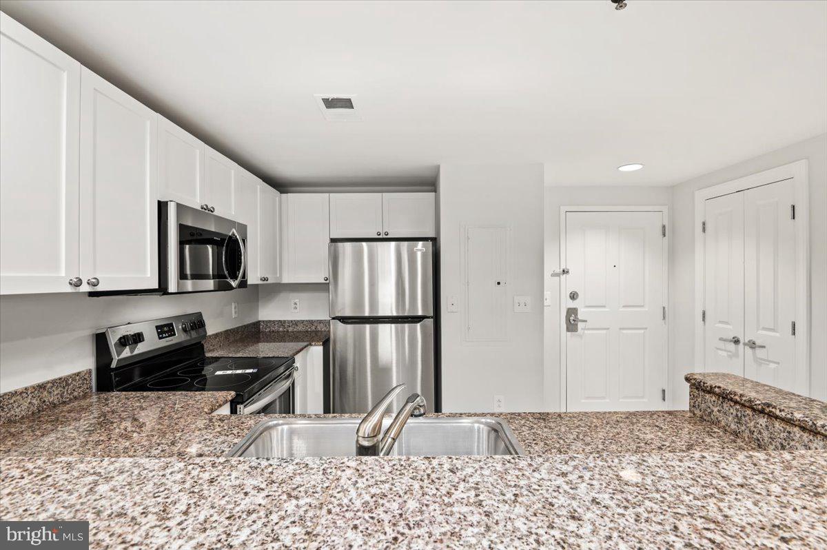 777 7th Street Northwest, Unit 630 Washington, DC 20001 - Photo 8 of 85 Full-Size Kitchen with Lots of Counter Space