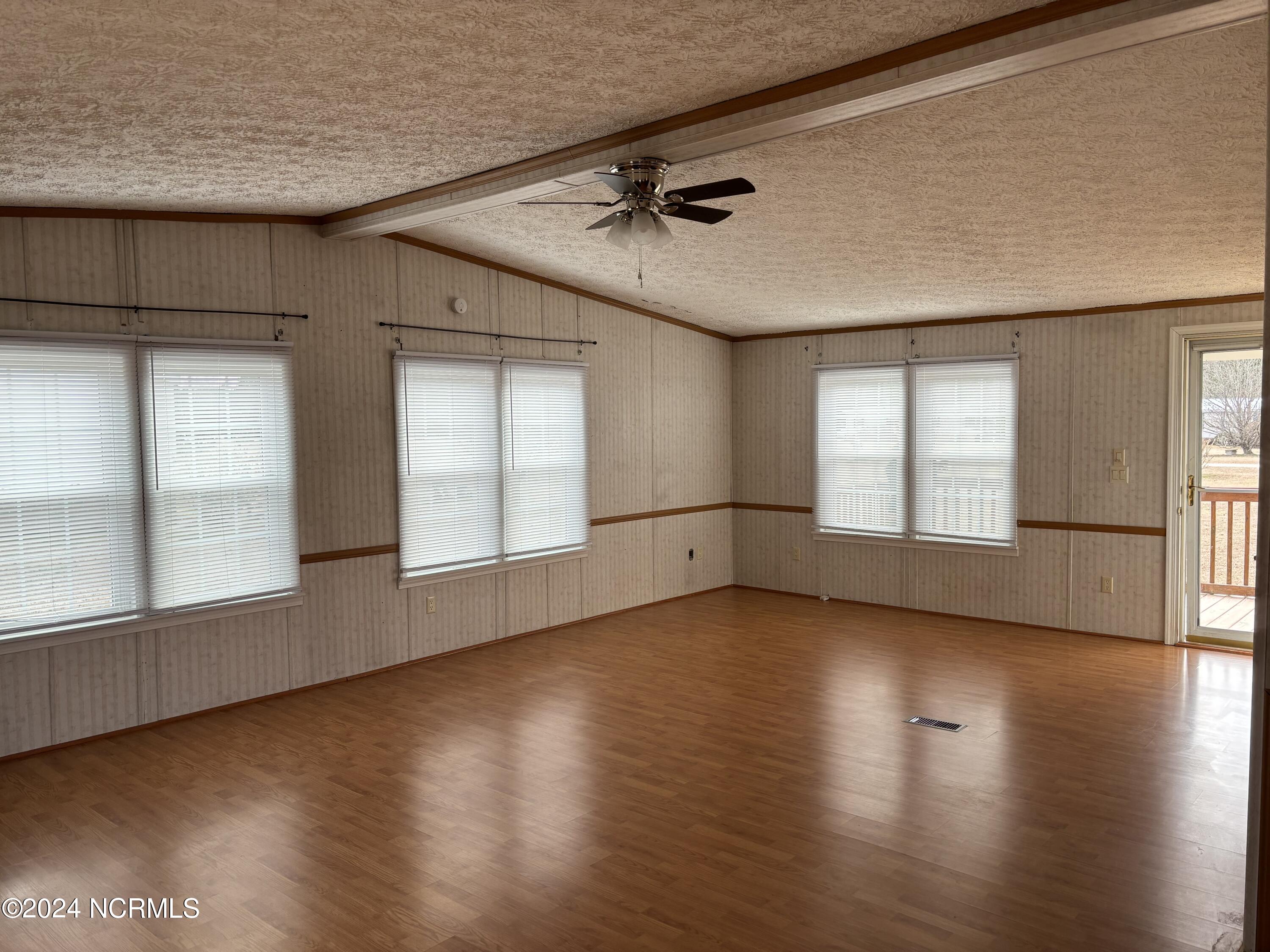 303 Stable Road Tarboro, NC 27886 - Photo 4 of 19 IMG_4672
