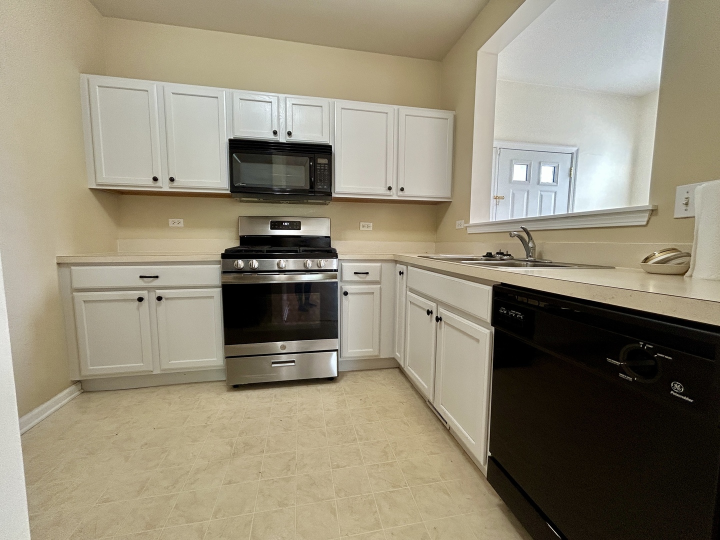 3165 Falling Waters Lane, Unit 3165 Lindenhurst, IL 60046 - Photo 8 of 17