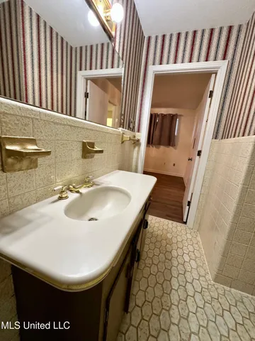 $325,000 | 5018 Riverwood Circle, Jackson, MS 39211