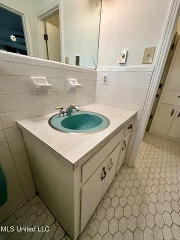 $325,000 | 5018 Riverwood Circle, Jackson, MS 39211