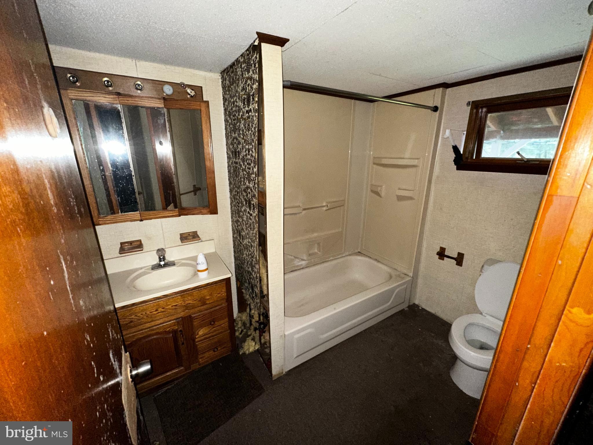 180 Buck Mountain Road Barnesville, PA 18214 - Photo 14 of 29 a bathroom with a tub toilet and sink