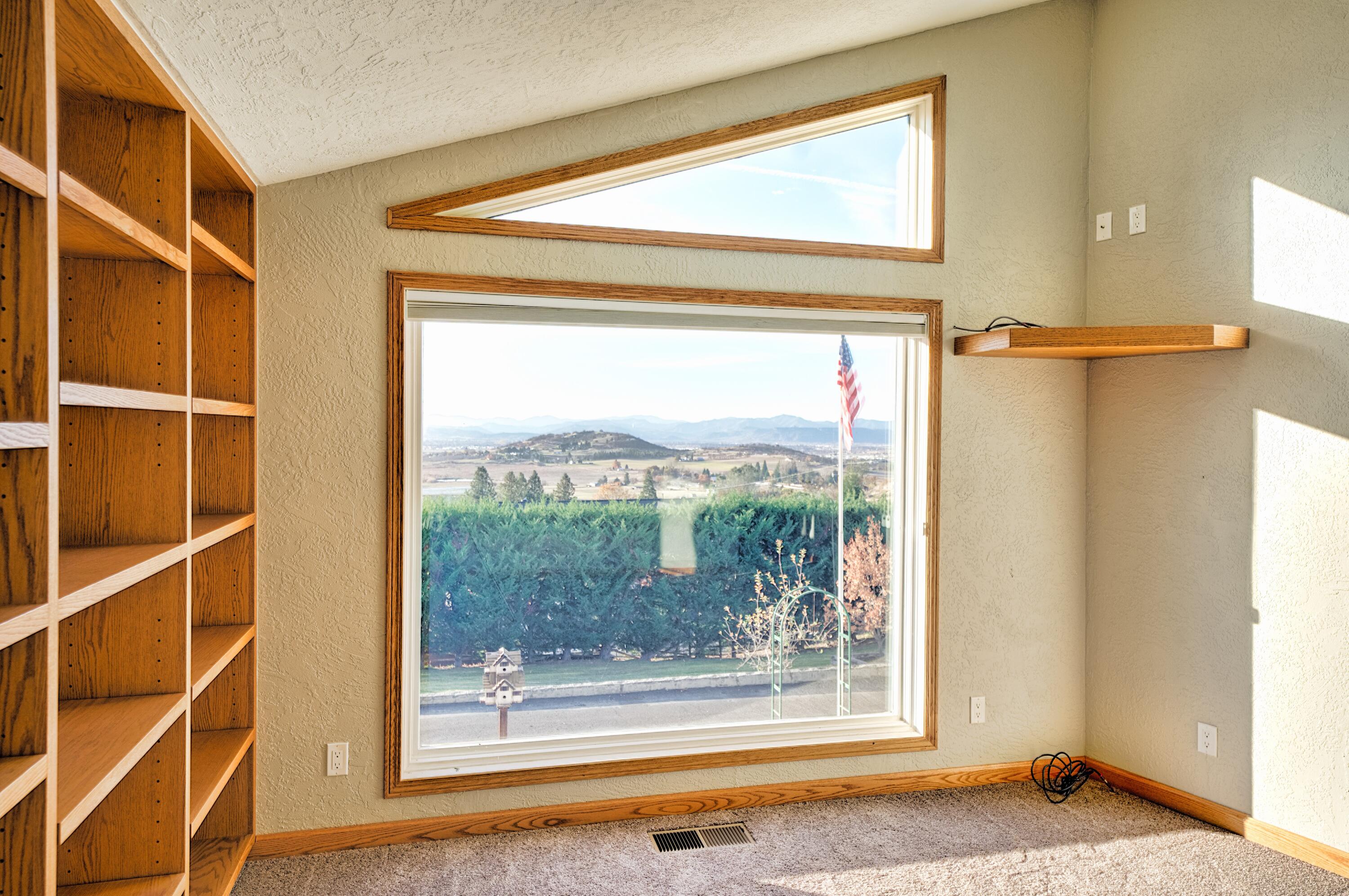 3565 Dodson Road Medford, OR 97504 - Photo 23 of 55 Primary Bedroom