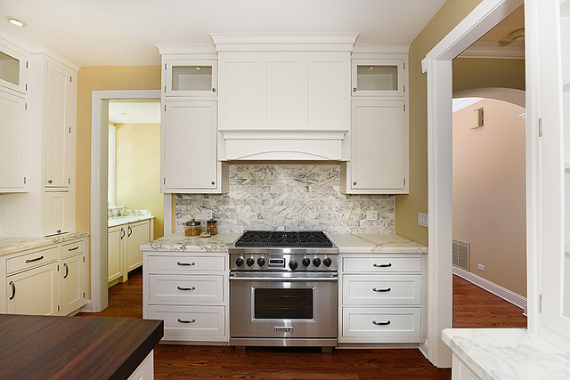 102 Church Road Winnetka, IL 60093 - Photo 18 of 42 a kitchen with a stove and a refrigerator