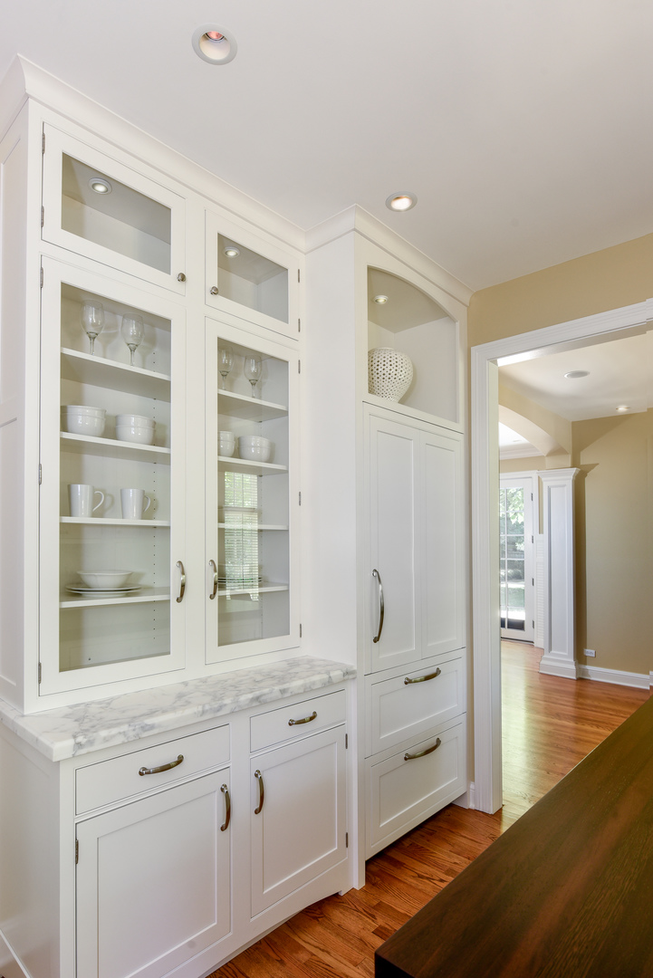 102 Church Road Winnetka, IL 60093 - Photo 20 of 42 a spacious bathroom with double vanity and a large mirror