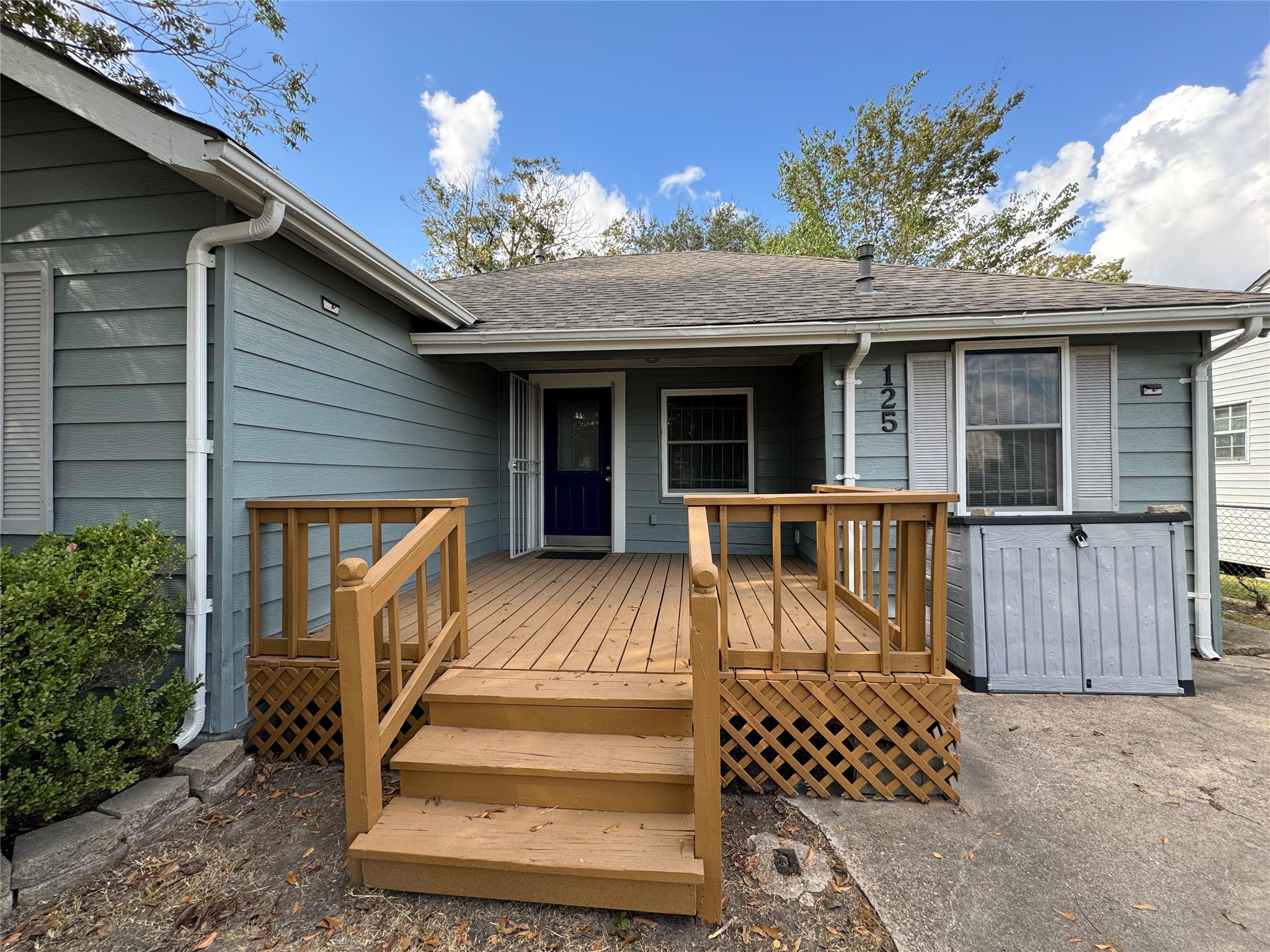 125 Pomeroy Street Pasadena, TX 77506 - Photo 3 of 19 a view of a chair and table on the deck