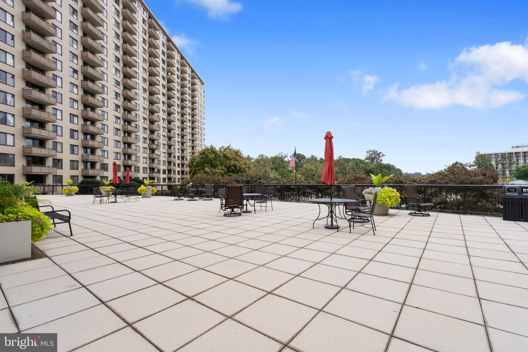 5225 Pooks Hill Road, Unit 828N Bethesda, MD 20814 - Photo 35 of 44 Outdoor Seating Area