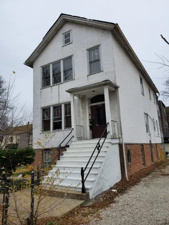 $2,495 | 2334 North Campbell Avenue, Unit 2, Chicago, IL 60647