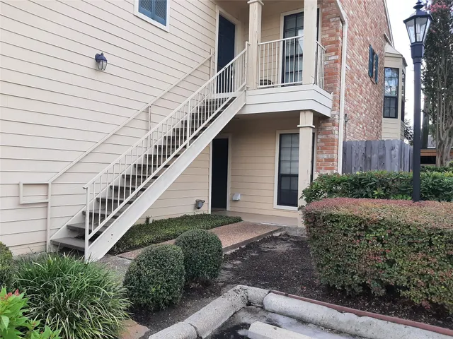 a view of a house with yard and plants