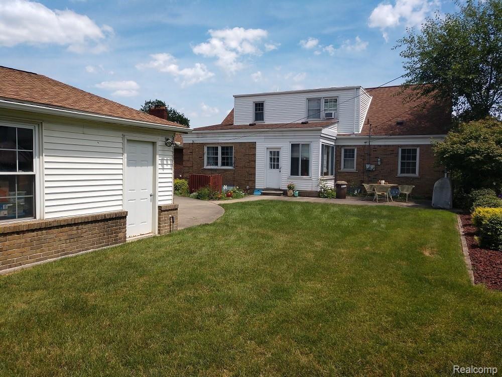 8940 Ruth Avenue Allen Park, MI 48101 - Photo 10 of 33 AMAZING AMOUNT OF YARD LEFT EVEN WITH A THREE CAR GARAGE!