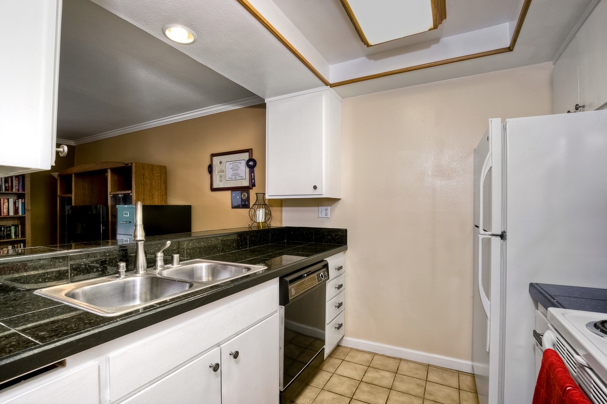 6009 Rancho Mission Road, Unit 216 San Diego, CA 92108 - Photo 9 of 20