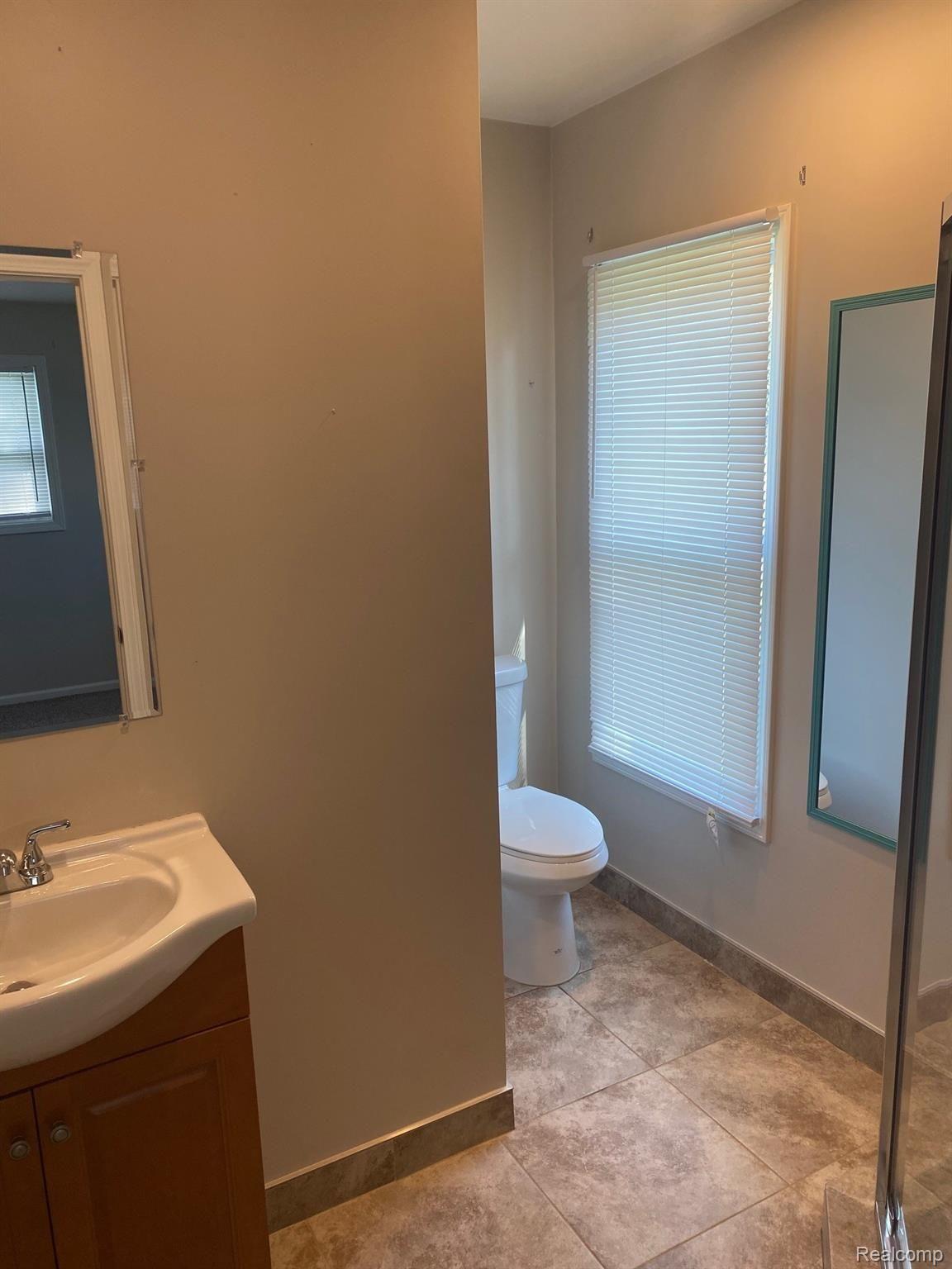 5036 South Wayne Road Wayne, MI 48184 - Photo 12 of 18 5036 master bathroom.jpg