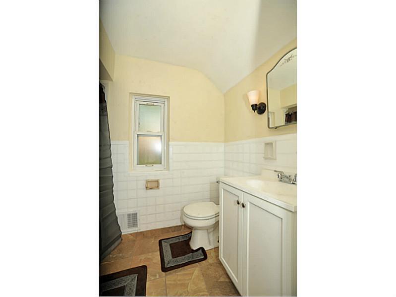 435 MacArthur Street McKees Rocks, PA 15136 - Photo 15 of 18 Full Bath.