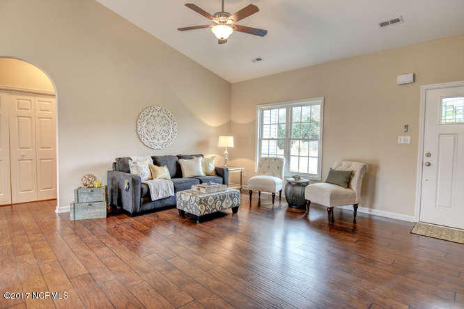 175 Waters Road Jacksonville, NC 28546 - Photo 4 of 27 Living room