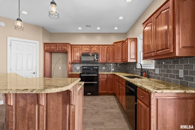 $450,000 | 609 East Heights Avenue, Taylorville, IL 62568