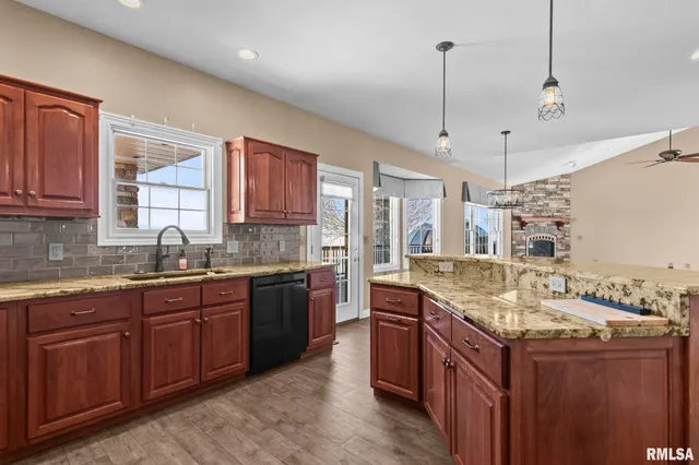 $450,000 | 609 East Heights Avenue, Taylorville, IL 62568