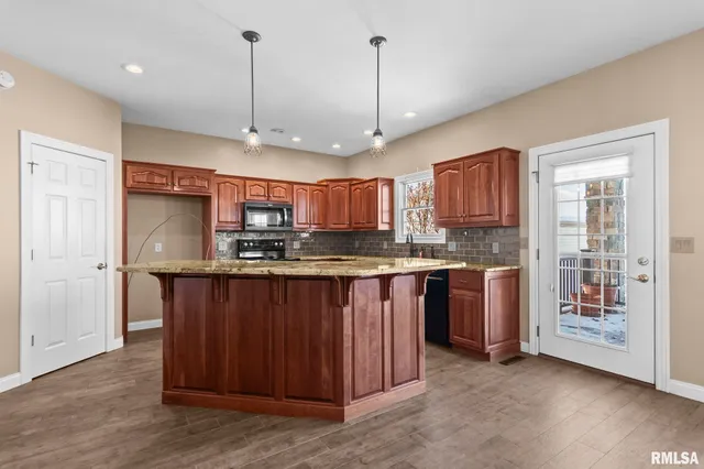 $450,000 | 609 East Heights Avenue, Taylorville, IL 62568