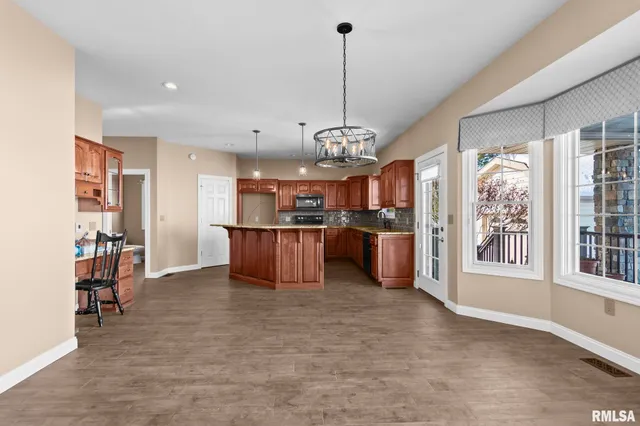 $450,000 | 609 East Heights Avenue, Taylorville, IL 62568