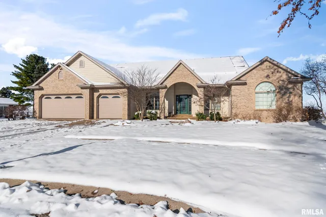 $450,000 | 609 East Heights Avenue, Taylorville, IL 62568