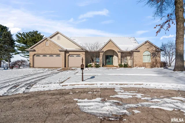 $450,000 | 609 East Heights Avenue, Taylorville, IL 62568