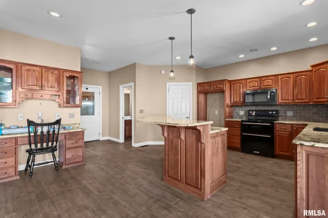 $450,000 | 609 East Heights Avenue, Taylorville, IL 62568