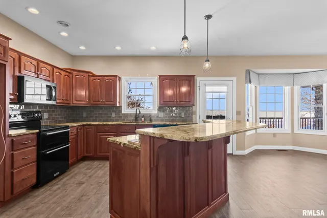 $450,000 | 609 East Heights Avenue, Taylorville, IL 62568