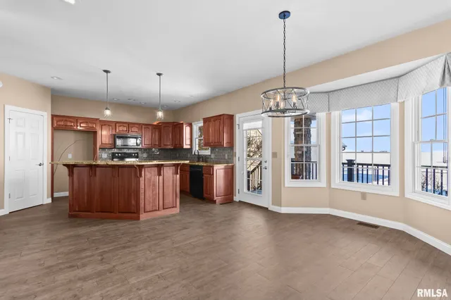 $450,000 | 609 East Heights Avenue, Taylorville, IL 62568