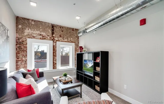 $1,750 | 300 South Logan Street, Unit 205, Denver, CO 80209