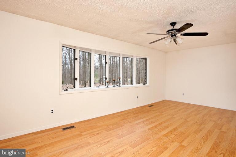 21501 Gunpowder Road Manchester, MD 21102 - Photo 3 of 23 Living Room
