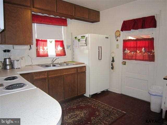 326 Greystone Road York, PA 17402 - Photo 3 of 23 Gallery Image 3