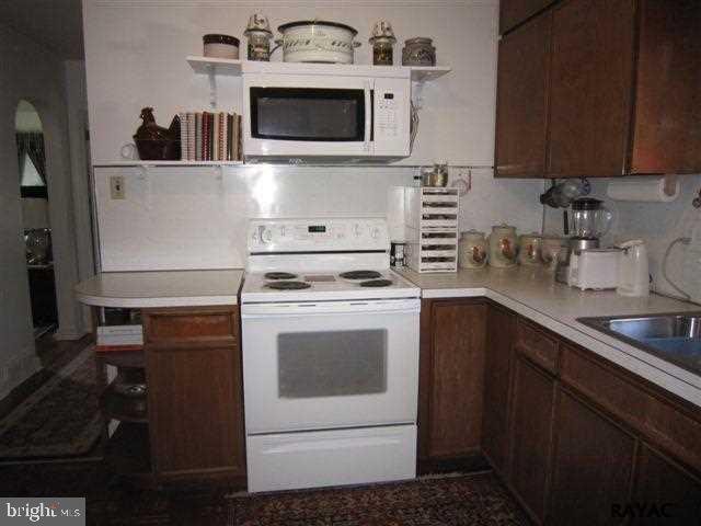 326 Greystone Road York, PA 17402 - Photo 4 of 23 Gallery Image 4