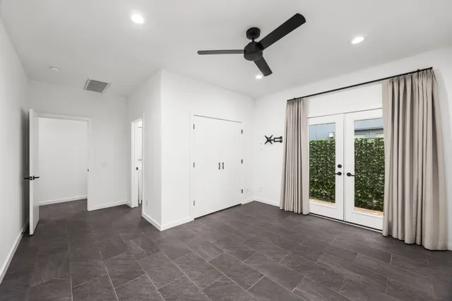 a view of a livingroom with a ceiling fan & entryway
