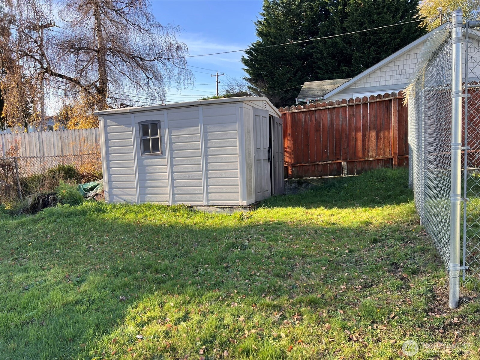 10049 8th Avenue Southwest Seattle, WA 98146 - Photo 12 of 20 a view of a backyard with garden