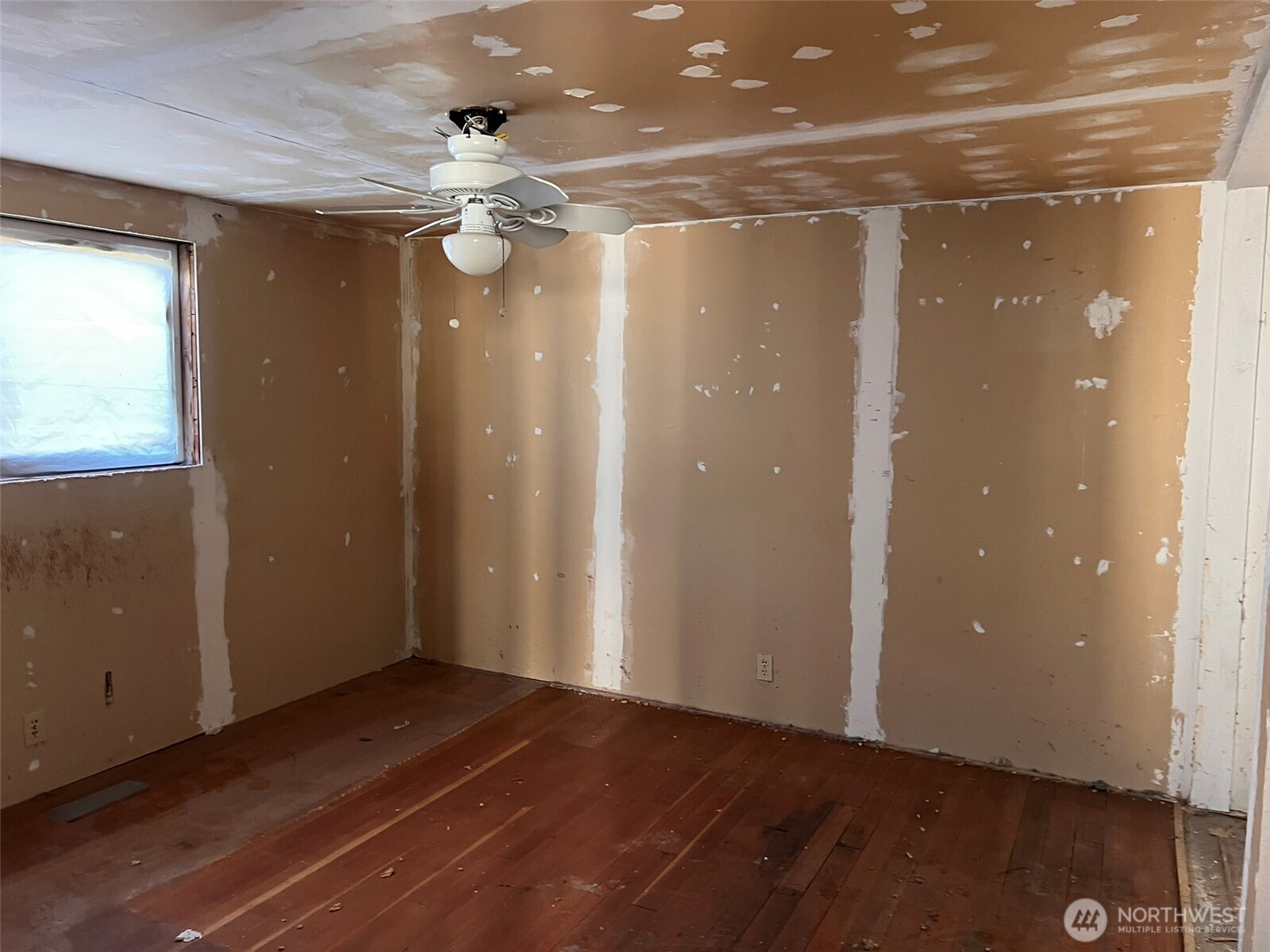 10049 8th Avenue Southwest Seattle, WA 98146 - Photo 15 of 20 a view of an entryway with wooden floor and cabinet door