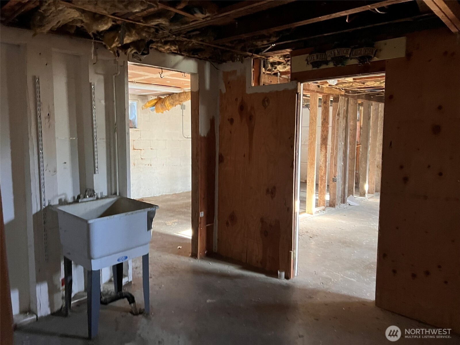 10049 8th Avenue Southwest Seattle, WA 98146 - Photo 17 of 20 a view of a livingroom with furniture and a window