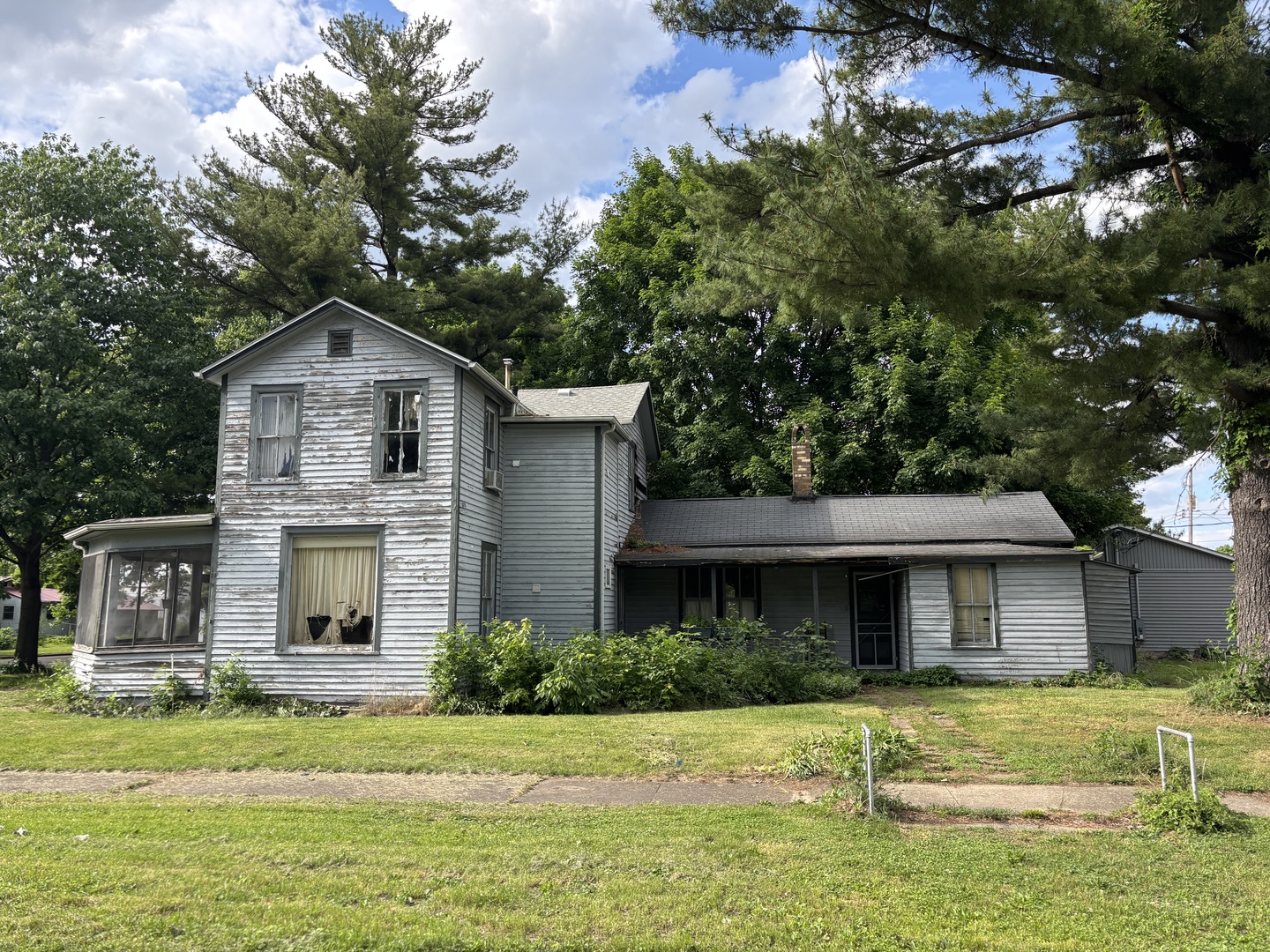 218 South Washington Street Lacon, IL 61540 - Photo 2 of 5 a front view of a house with a yard