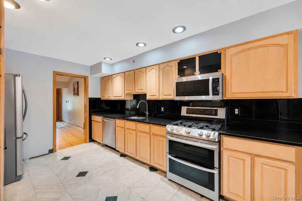 372 Hungry Harbor Road Valley Stream, NY 11581 - Photo 8 of 25