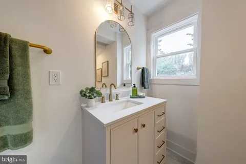 $709,999 | 10915 Maple Street, Fairfax, VA 22030