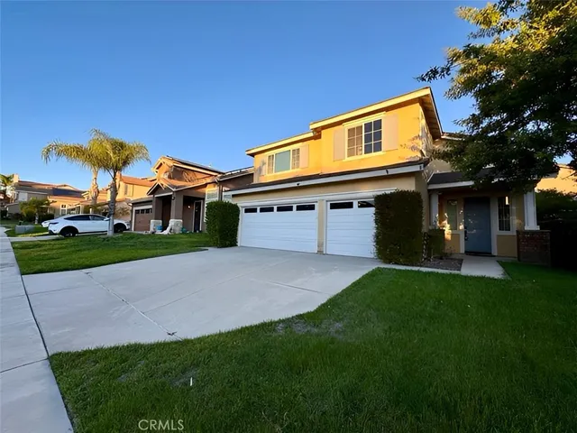 a view of a house with a yard