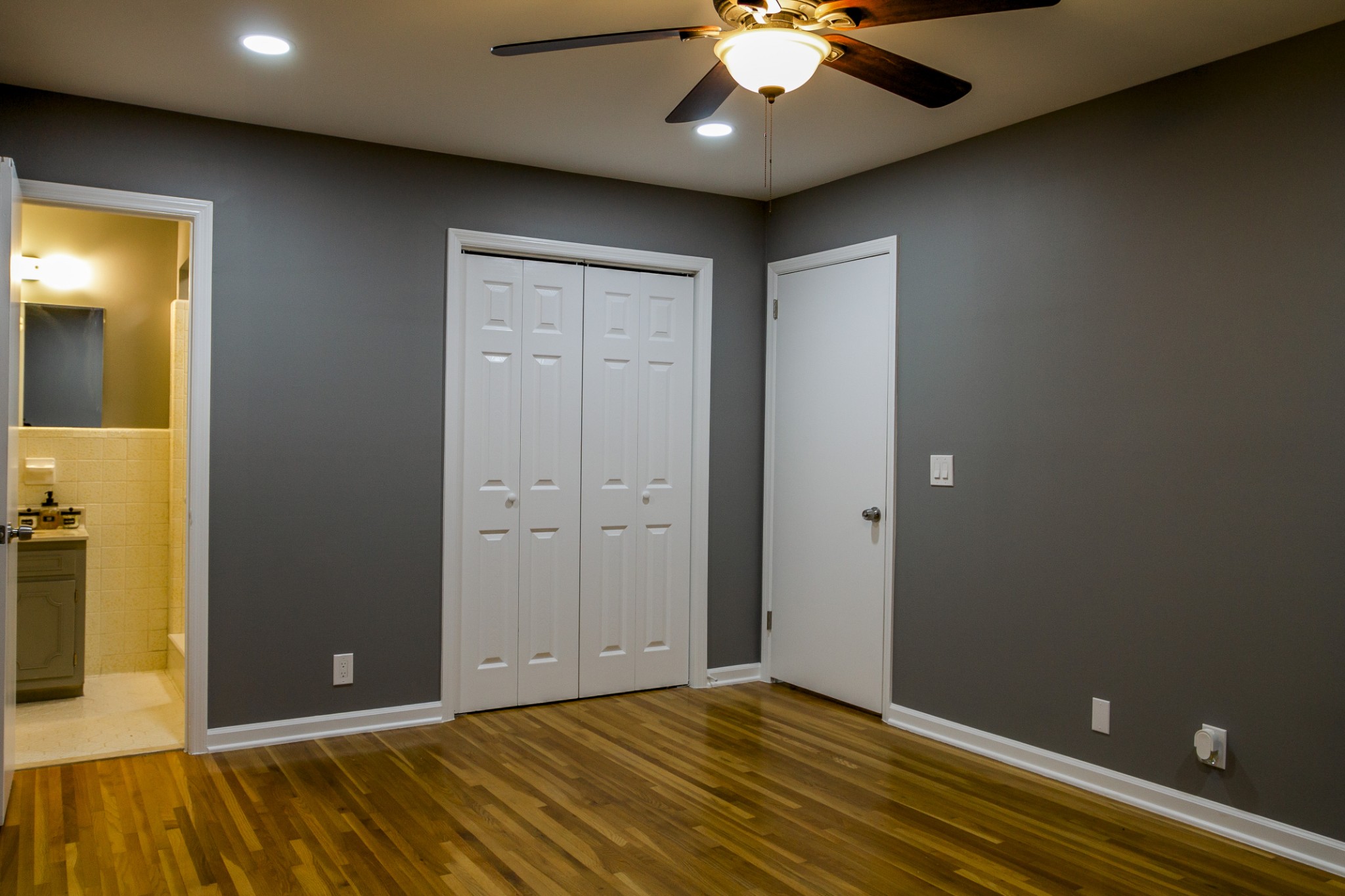 5820 Cane Ridge Road Antioch, TN 37013 - Photo 22 of 30 an empty room with a chandelier fan and a bathroom