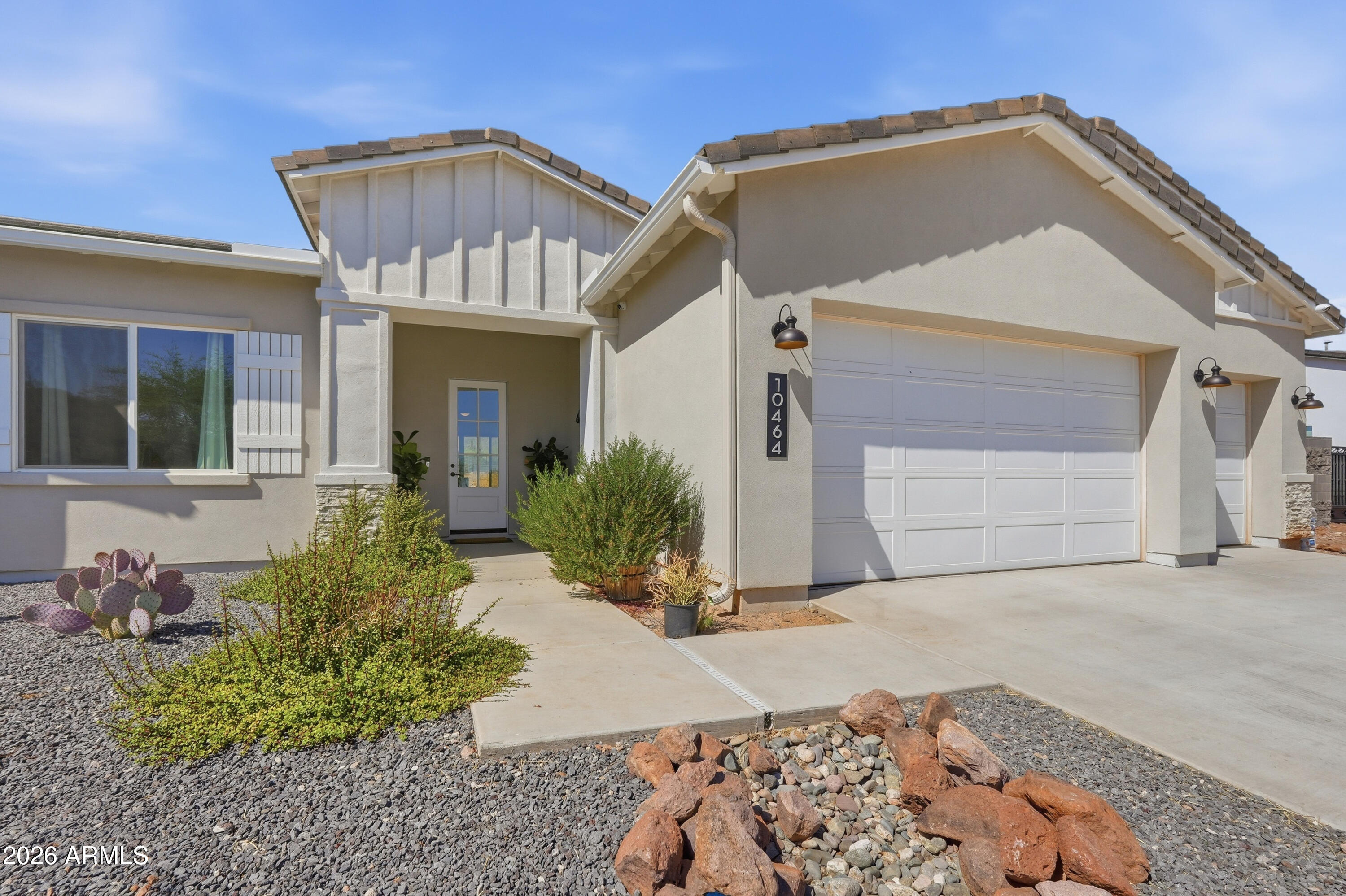 10464 East Magnolia Road Gold Canyon, AZ 85118 - Photo 6 of 77 a front view of a house with garden