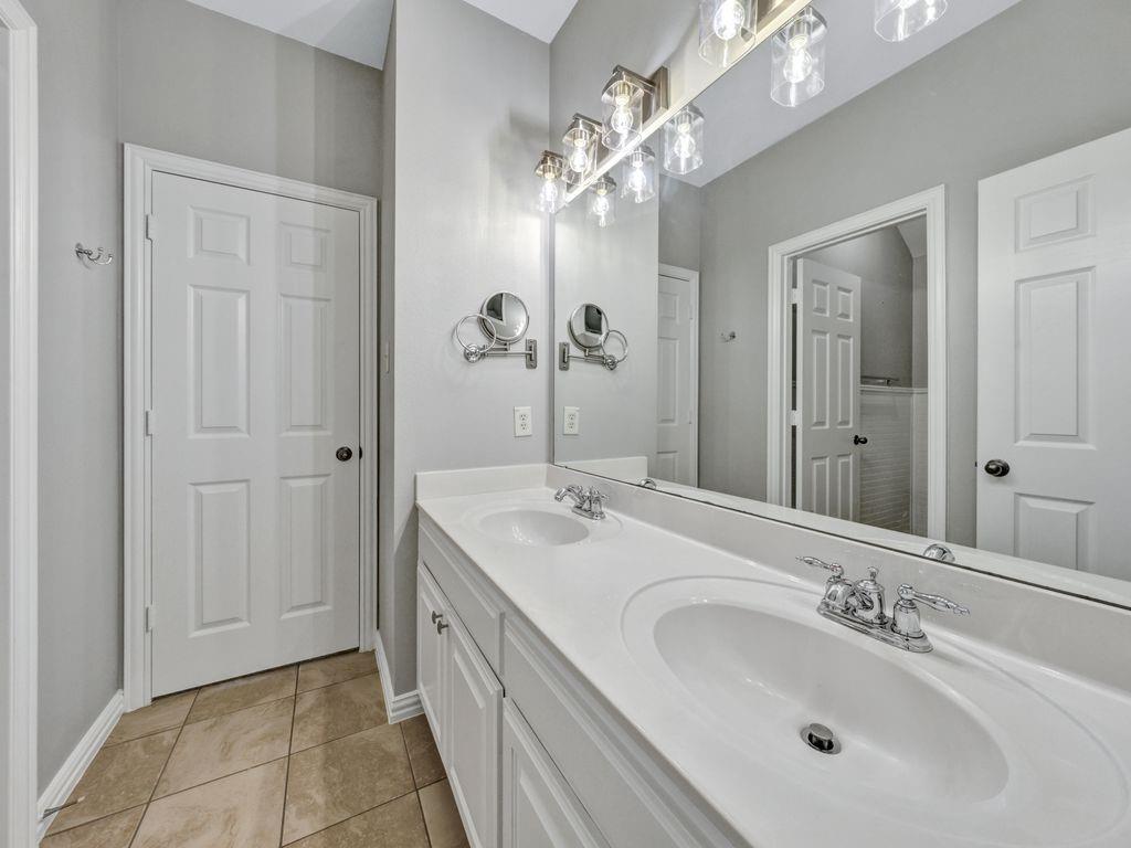 920 Ethan Road Argyle, TX 76226 - Photo 27 of 40 Jack & Jill Bathroom
